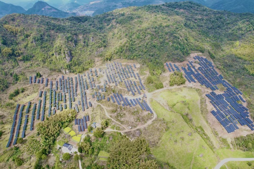 变荒山为“绿洲” | 壹号娱乐官网科技浙江建德20MW农光互补光伏项目顺利并网